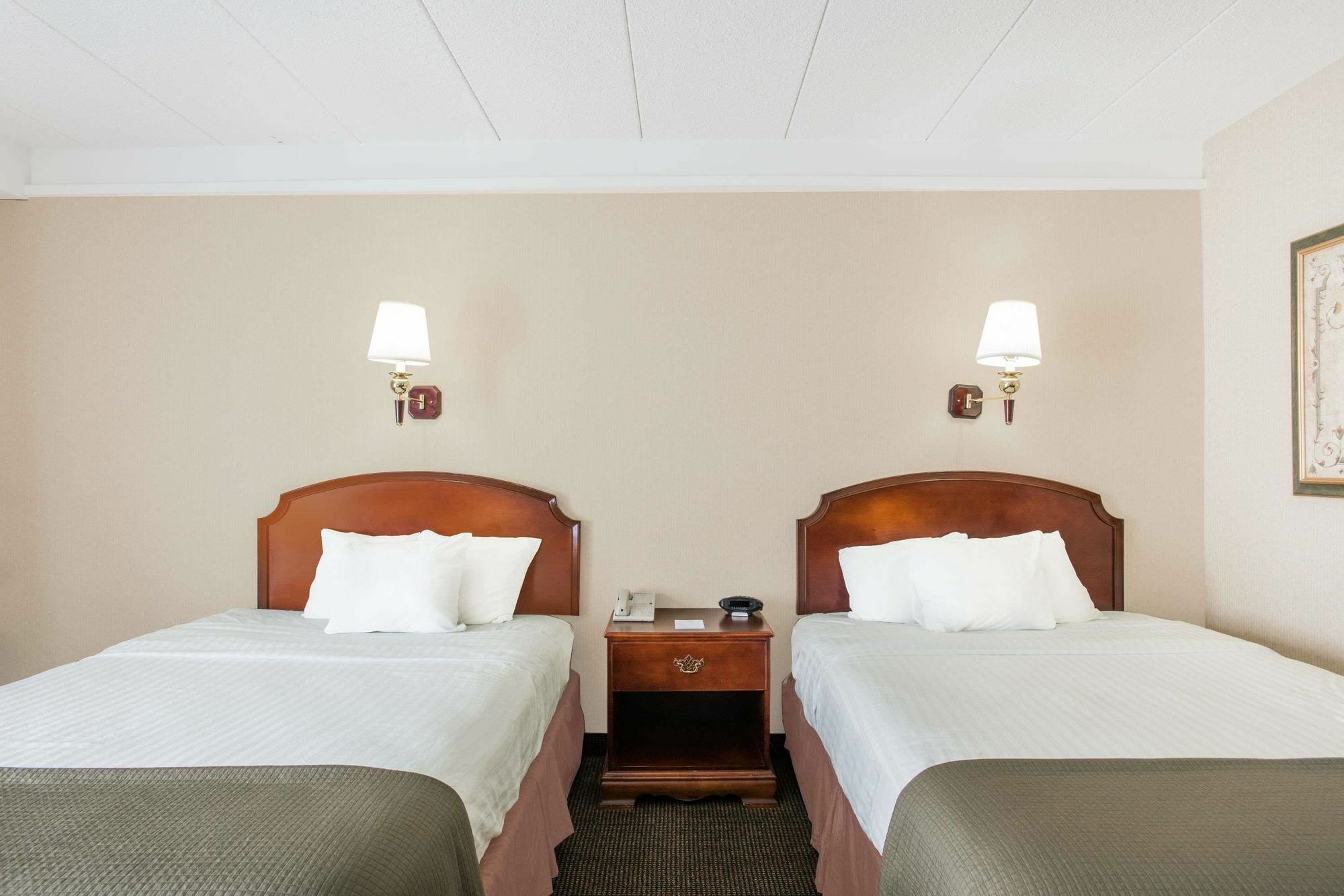 Howard Johnson By Wyndham Newport Area
